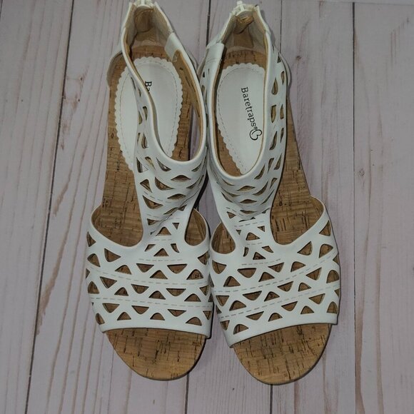 Baretraps Women's Miriam Wedge Sandal Size 9M with laser cut design - Picture 2 of 9